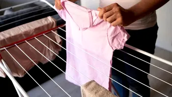 Ce presupune metoda japoneză de a usca hainele mai repede iarna. Cum trebuie așezate, de fapt