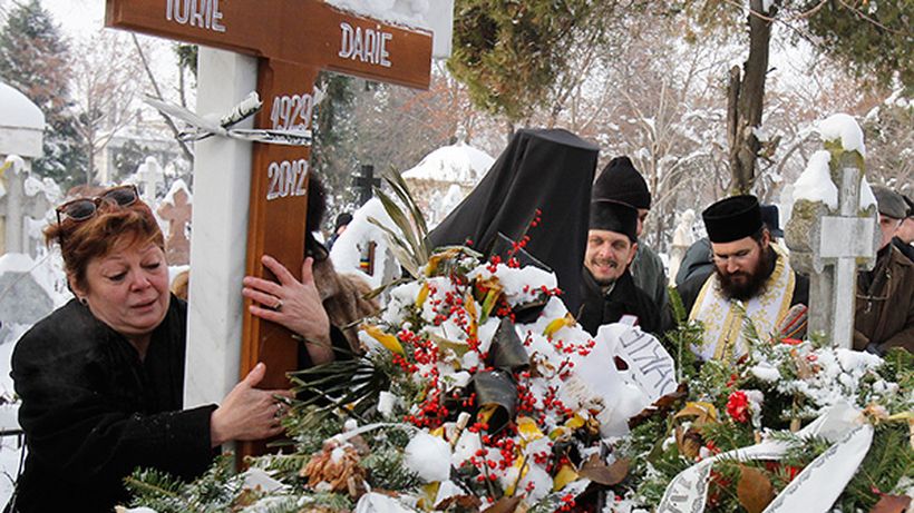 Si acum ii simte lipsa lui Iurie Darie! Anca Pandrea i-a luat crucea in brate si l-a intrebat: „Iti e frig acolo, dragule?”