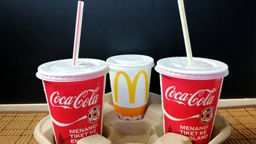 Ce bei, de fapt, când consumi o Coca-Cola la pahar de plastic, de la McDonald's România. Motivul pentru care gustul e ciudat