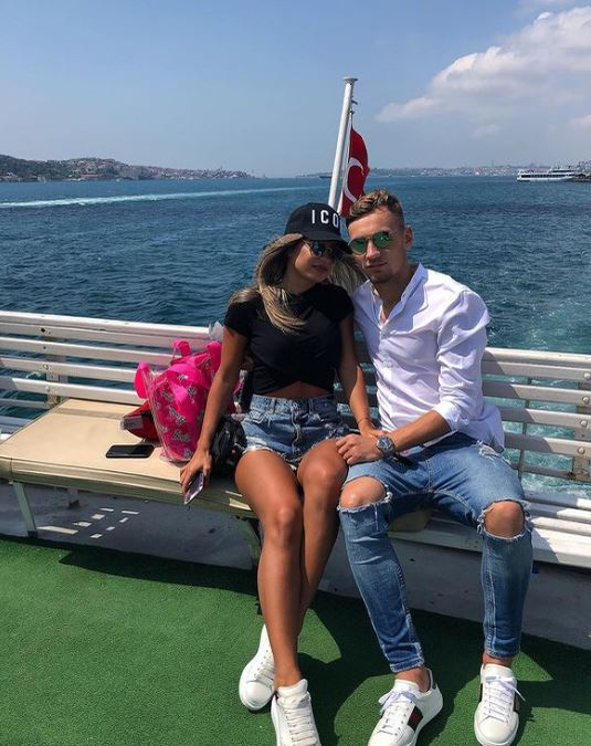 Cum arată “bomba sexy” a lui Denis Drăguș, atacantul echipei naționale! Avem imagini de colecție | GALERIE FOTO