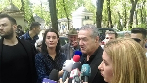 Gigi Becali a ajuns la capela unde se află trupul neînsuflețit al Ionelei Prodan