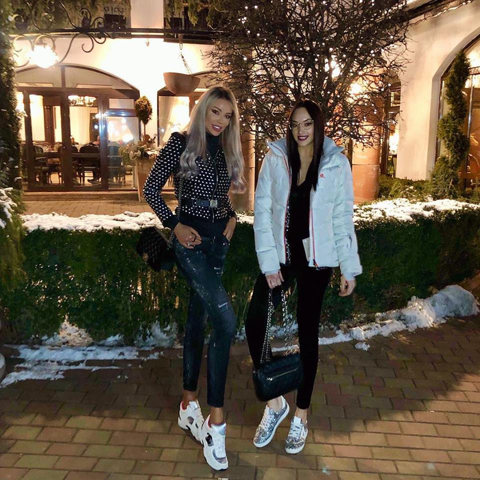 Bianca Drăgușanu și Alex Bodi, petrecere tradițională în Mediaș. Poza fabuloasă cu tăurașul la proțap