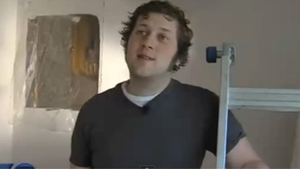 VIDEO Nu i-a venit să creadă că e posibil aşa ceva! Ce a decoperit un bărbat in peretele casei lui l-a adus la un pas de lesin