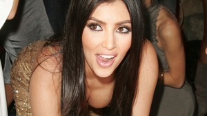 Cu fundul asta ar putea face eclipsa totala de soare! Cum a aratat Kim Kardashian intr-o pereche de pantaloni crem