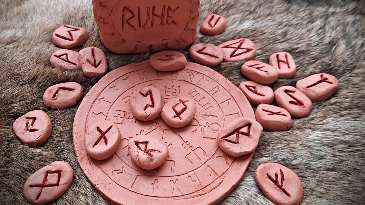 Horoscop rune azi, 6 august 2026. Uruz spune clar: o zodie nu are voie să cheltuiască bani deloc