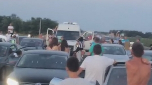 Au petrecut ca in club in timp ce erau blocati pe Autostrada Soarelui! Imagini BESTIALE cu cei mai veseli romani