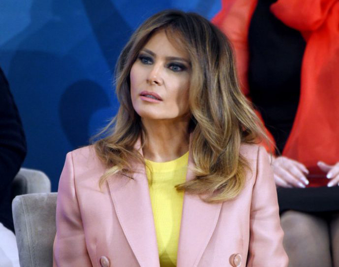S-a aflat de ce pozează Melania Trump mereu cu gura deschisă!