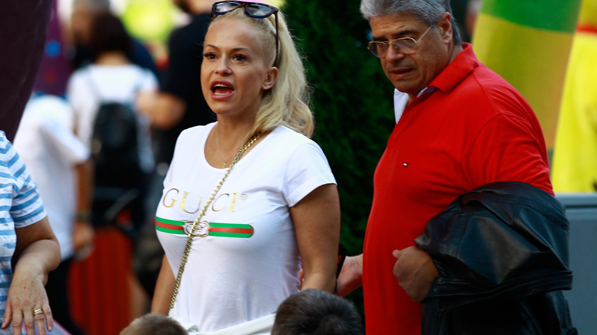 Exclusiv | Soţul cântăreţei era la doar câţiva metri mai încolo. Am fotografiat-o pe Anda Adam  îmbrăţişată în parc cu…