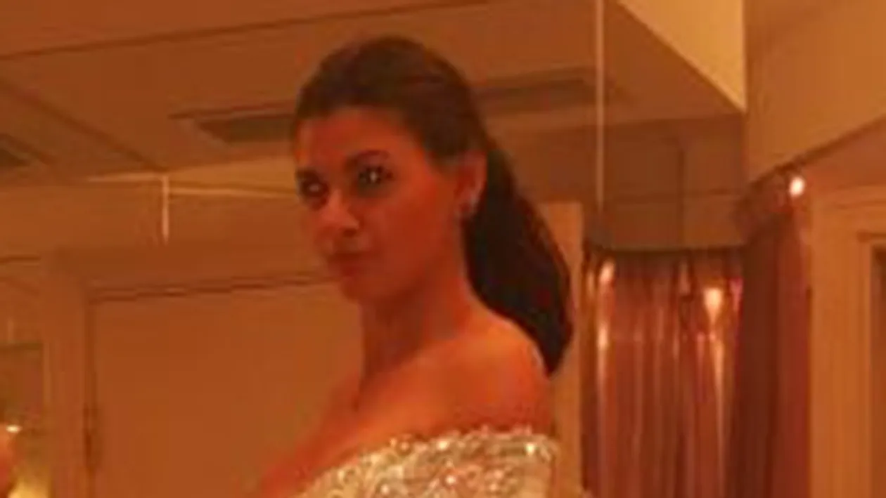 Ramona Gabor, din nou în rochie de mireasă! Să fie vorba doar despre o şedinţă foto sau se pregăteşte să-si pună pirostriile?