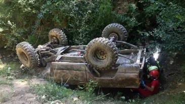 Misiune de salvare dramatică în Argeș. O mașină s-a răsturnat, după ce șoferul a pierdut controlul volanului