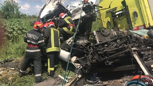 Două TIR-uri s-au izbit violent și s-au răsturnat pe DN5, în Giurgiu. A intervenit elicopterul SMURD