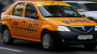 Un tanar din Suceava care se afla intr-un taxi a fost talharit de 2.000 de euro
