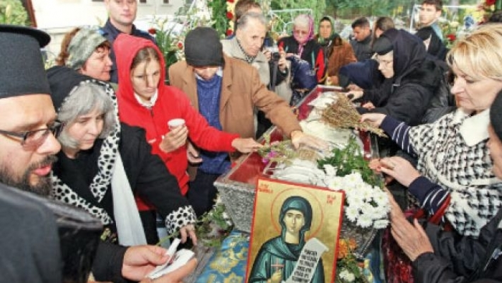 O familie din București împodobește cu flori, de 15 ani, catafalcul moaștelor Sfintei Parascheva
