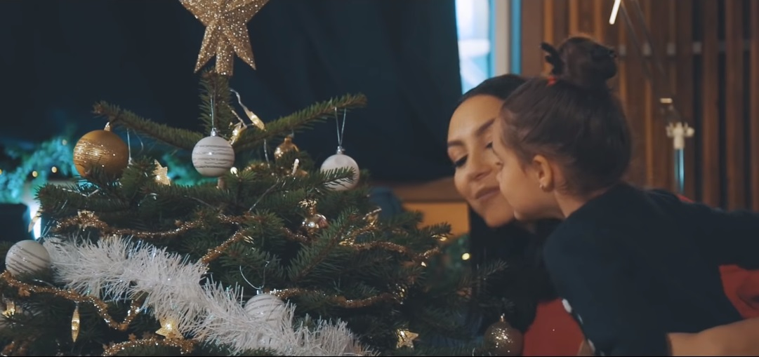 Andra, primul cântec de Crăciun lansat împreună cu fiica ei. Eva a moștenit talentul îndrăgitei artiste, iar versurile colindului sunt emoționante