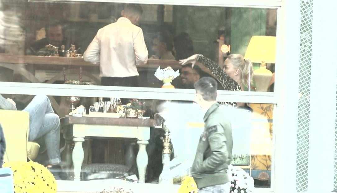 Vica gesticulează, în fața partenerului de discuții