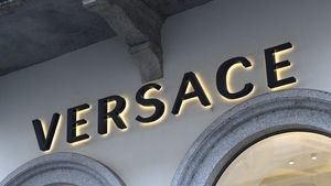 Ce se întâmplă la Versace? Donatella își schimbă rolul, Prada Group preia controlul, iar noul designer vrea deja să plece
