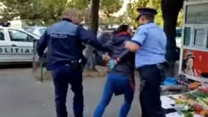 Polițiștii care au încătușat-o pe femeia din Ploiești care vindea zarzavaturi, anchetați disciplinar!