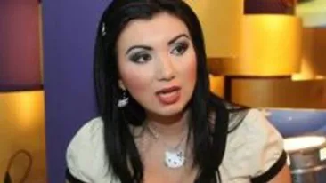 Adriana Bahmuţeanu, făcută praf în această dimineaţă: SCUIPAŢI AICI! Ţiganca prostituată iar şi-a vărsat fierea