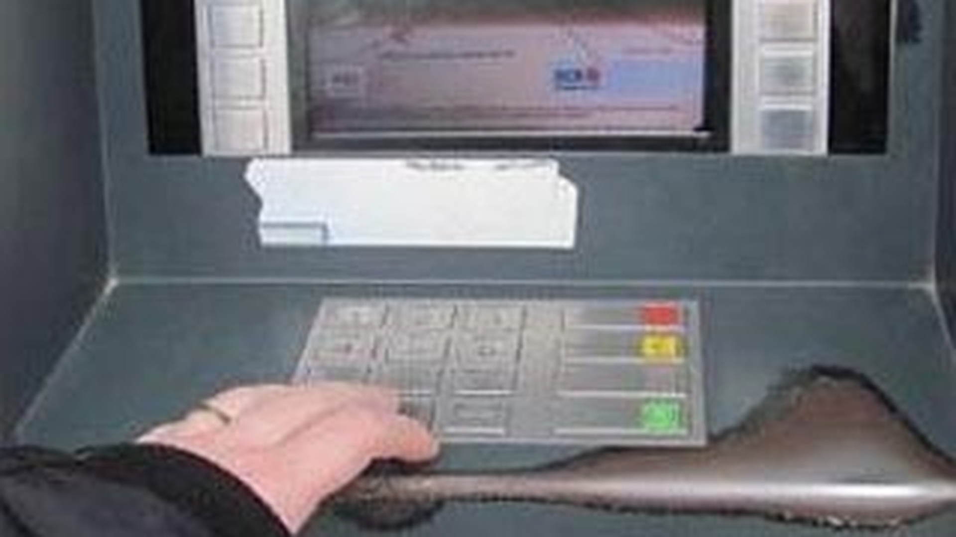 Sapte bancomate din Iasi au fost vandalizate, atacatorii fiind cautati de politisti