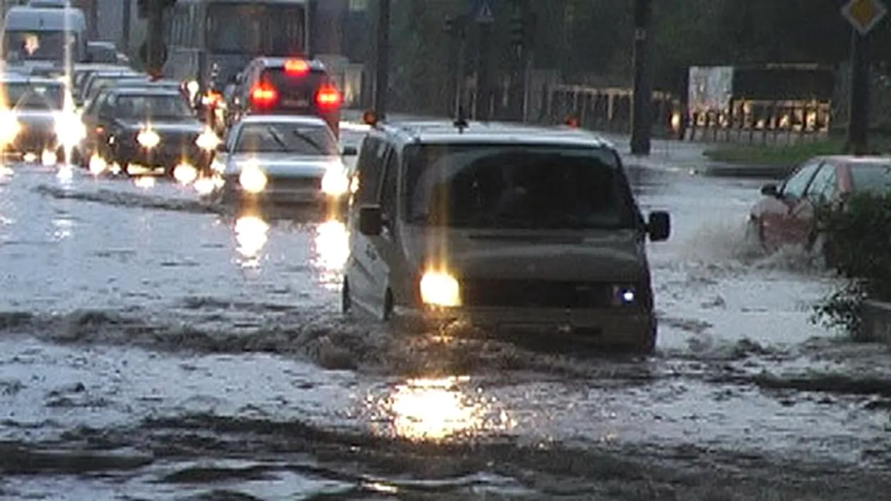 Prognoza meteo. Mai multe scoli din Bucuresti, evacuate de frica vijeliilor. Copiii din clasele primare au fost trimisi acasa