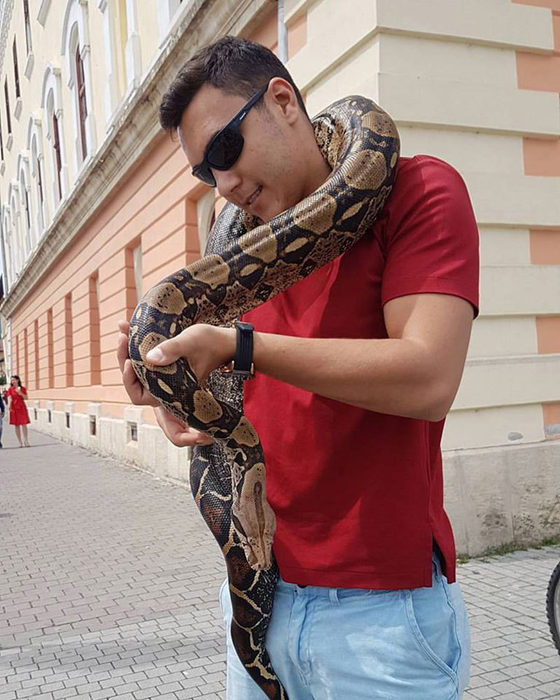 Andrei nu s-a temut să se fotografieze cu un şarpe