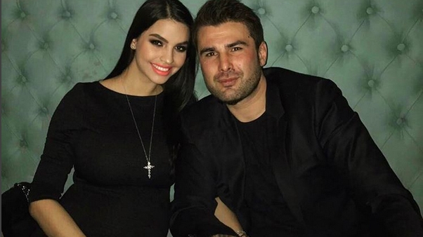 ADRIAN MUTU s-a fotografiat cu fiul lui în braţe, dar un alt lucru a atras atenţia! Ce se afla pe noptiera de lângă pat
