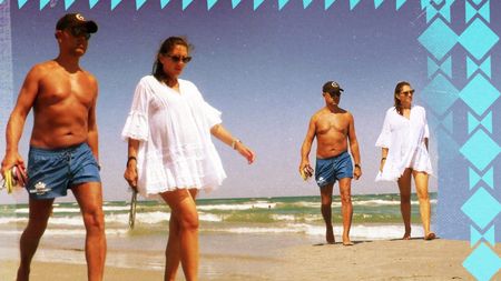 Soția milionarului și-a plimbat burtica de graviduță pe plajă