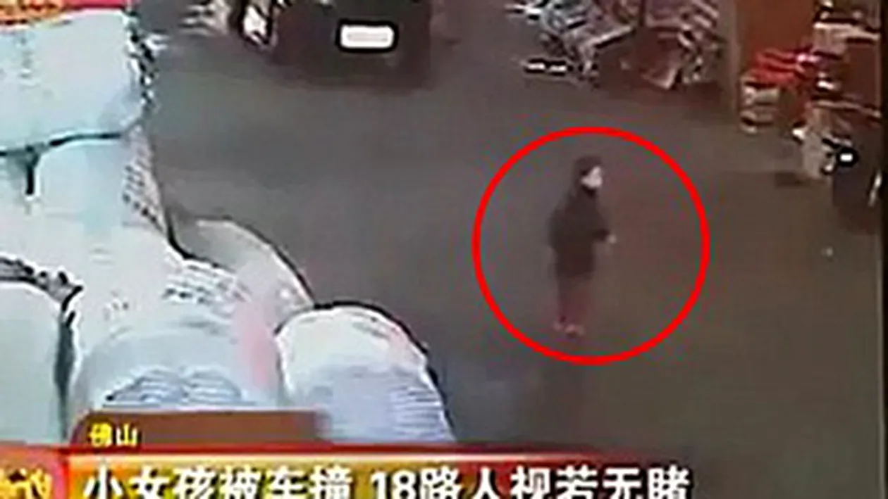 Milioane de comentarii pe Twitter-ul chinezesc, reactie la cazul fetitei lasate sa zaca pe jos dupa ce a fost calcata de doua masini - Atentie, imagini socante!
