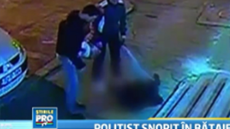 Imagini şocante la Tulcea - Un poliţist a fost bătut crunt în plină stradă, iar colegii săi nici nu au observat!