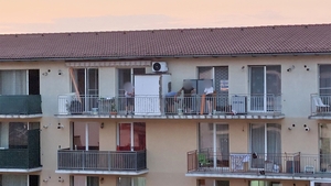 Nu e iluzie optică! Ce și-a construit în balconul apartamentului acest bărbat din Cluj-Napoca