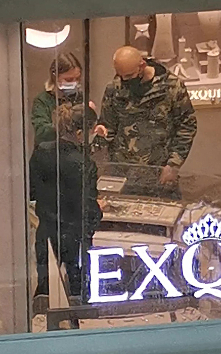 Alexandra Stan, la shopping cu "bodyguardul" după ce ar fi primit amenințări