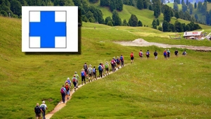 Tu știi ce semnifică acest marcaj în formă de cruce cu brațe egale? Este prezent în multe zone turistice din România