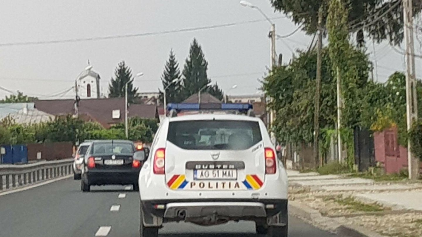 Ai văzut maşina asta în trafic? Nu o să-ţi vină să crezi ce se ascunde în spatele inscripţiilor oficiale