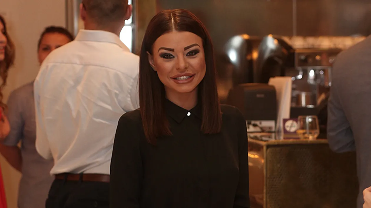 ANA MOCANU, aşa cum nu ai mai văzut-o niciodată! Fanilor nu le-a venit să creadă ce ţine în mână: Nu e prea mare...?