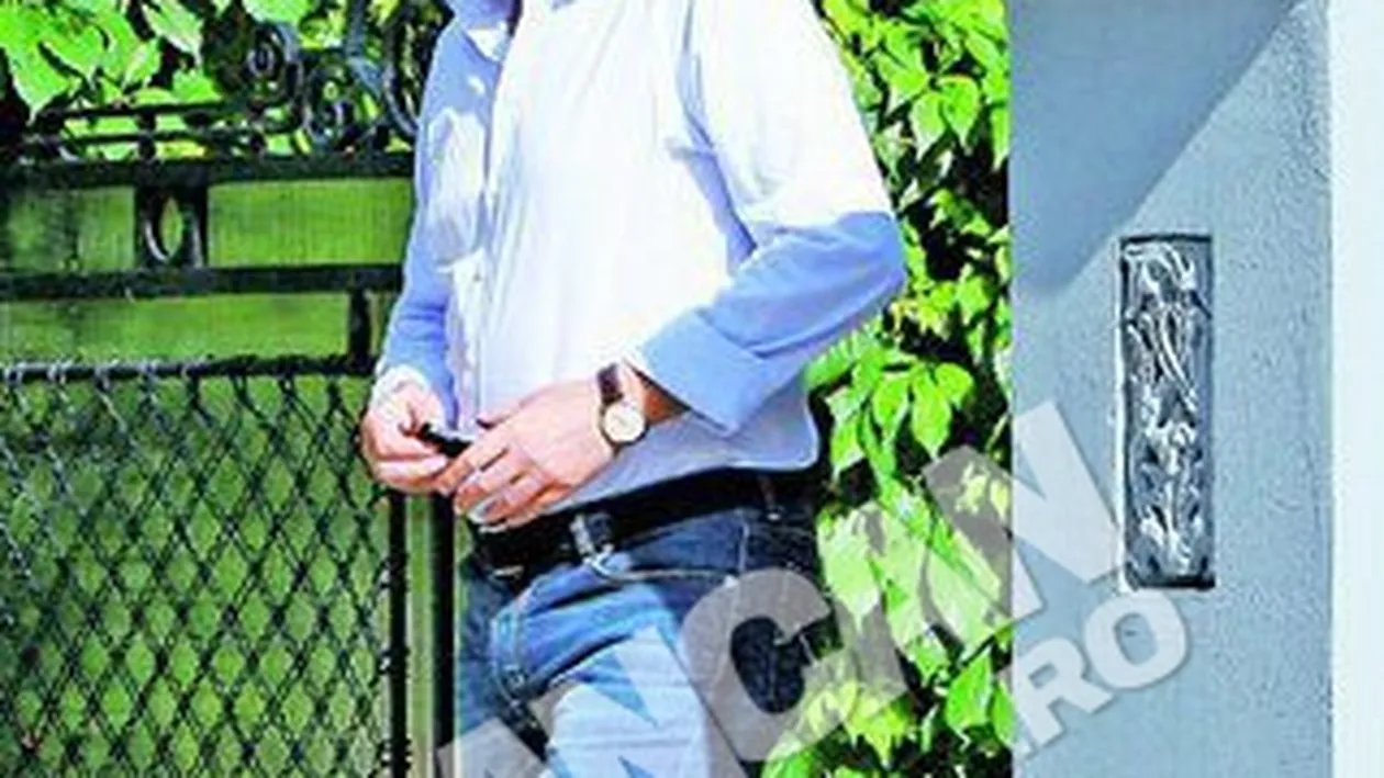 Prins intre dragostea pentru o doctorita si rutina cu nevasta, edilul Sectorului 3 nu si-a abandonat partenera de anul trecut, pe care a angajat-o la primarie! Negoita inca isi plateste fosta