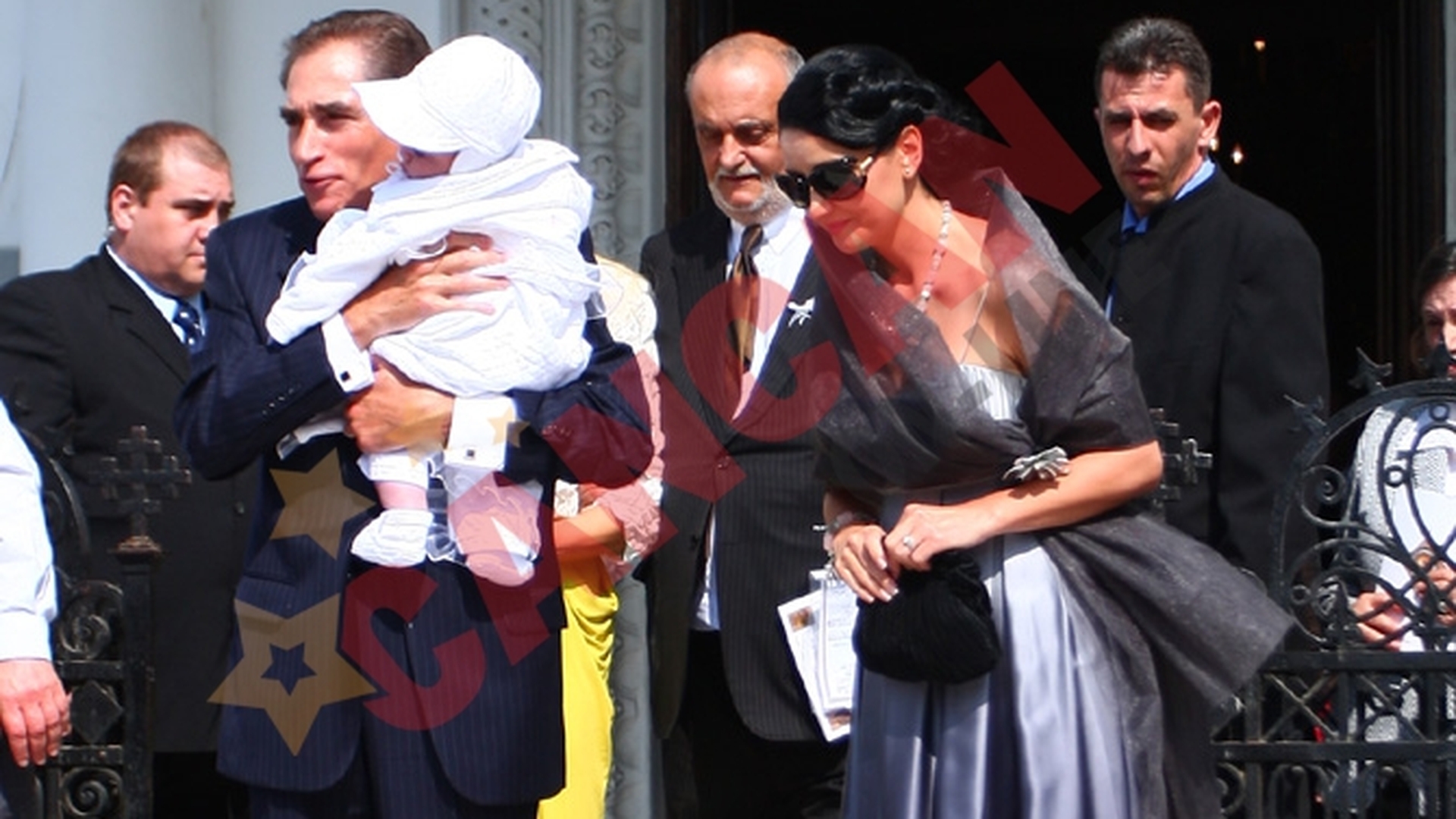Petre Roman si Silvia Chifiriuc si-au botezat fiul! Petrus a tipat ca din gura de sarpe!
