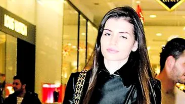 Are dreptul sa o ia pe Irinuca doua weekenduri pe luna, dar o vede o data la doua luni. Moni vrea custodia fetitei, dar nici macar nu o viziteaza