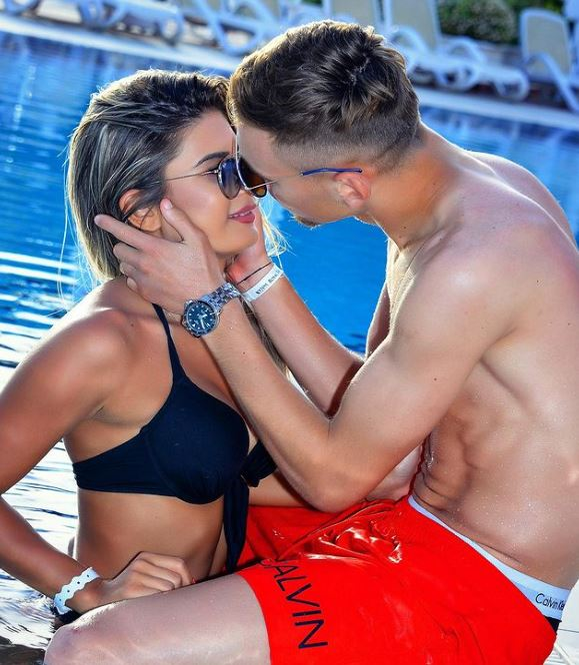Cum arată “bomba sexy” a lui Denis Drăguș, atacantul echipei naționale! Avem imagini de colecție | GALERIE FOTO