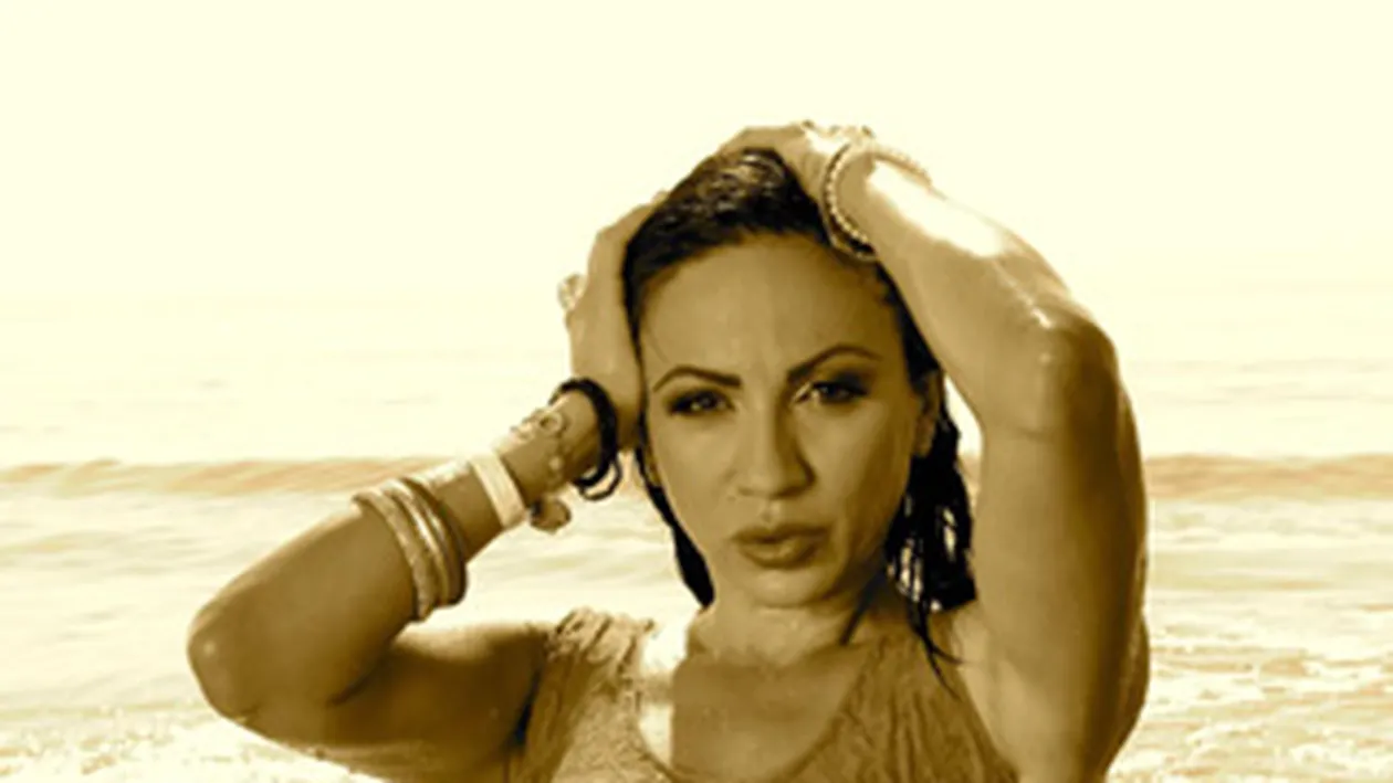 Rocsana Marcu, cu sfarcurile la vedere! Uite cat de sexy este in apele marii!