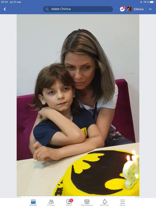 Adela și fiul ei, Davis, sunt terorizați de o necunoscută