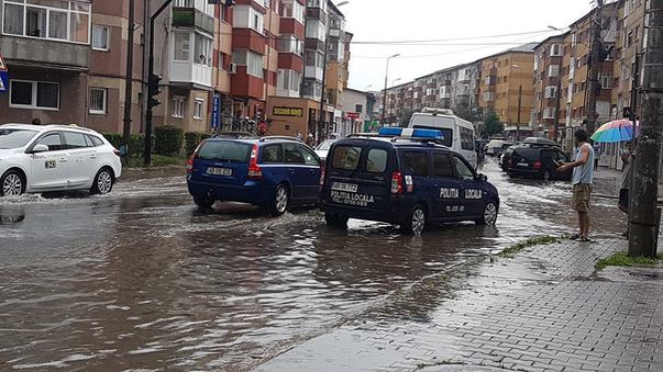 Rupere de nori în Alba: Mașină luată de ape, copaci căzuți, străzi și gospodării inundate