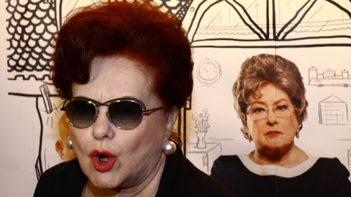 Stela Popescu, in cea mai non-conformista tinuta in care ai vazut-o! Si-a luat colanti si geanta cu tinte!