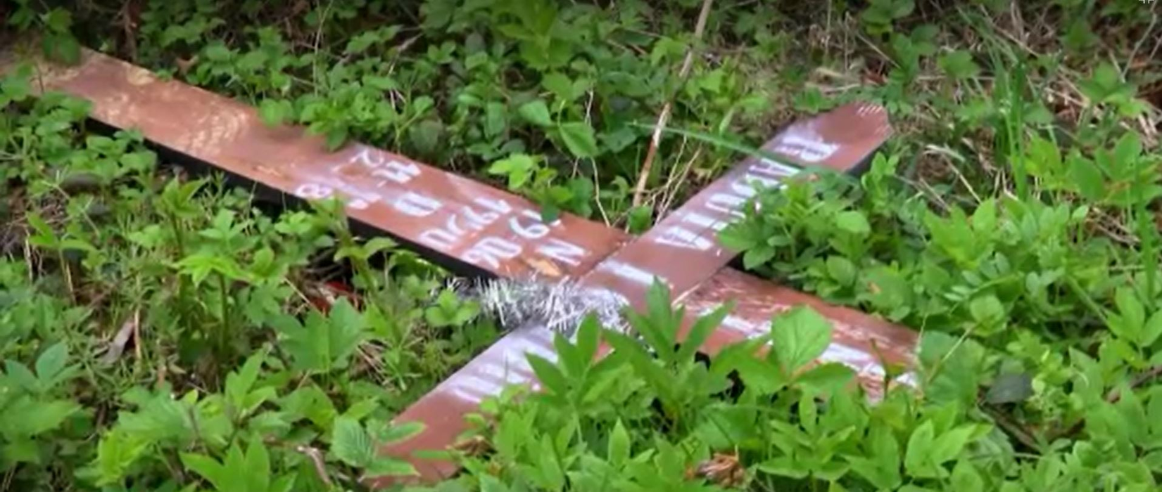 Morminte vandalizate într-un cimitir din Dâmboviţa. Două surori în stare de șoc: “Crucea lui tata a fost aruncată si a mamei, ruptă” | FOTO