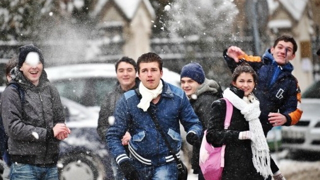 Elevii, singurii care se bucura de zapada si ger! Cursurile, SUSPENDATE si vineri! De luni se intra in VACANTA intersemestriala!