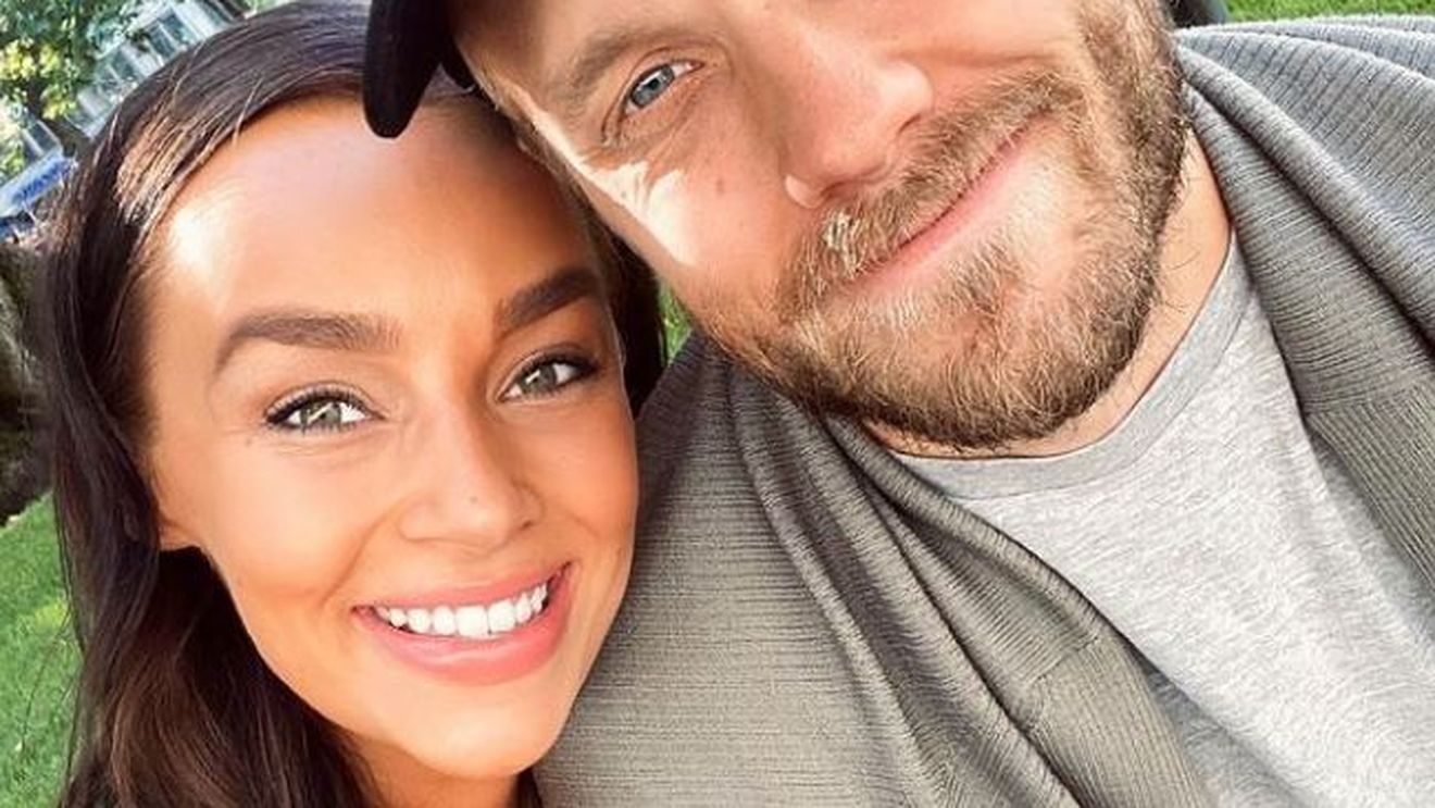 Ce "piesă" e soția lui Teemu Puki, starul reprezentativei Finlandei! Super GALERIE FOTO cu "bunăciunea" fotbalistului poreclit "Messi" în țara natală