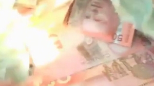 VIDEO supertare! Nu o sa crezi ce bulan a avut soferul asta! Un utilaj de deszapezire i-a aruncat pe parbriz o punga plina cu zeci de mii de dolari
