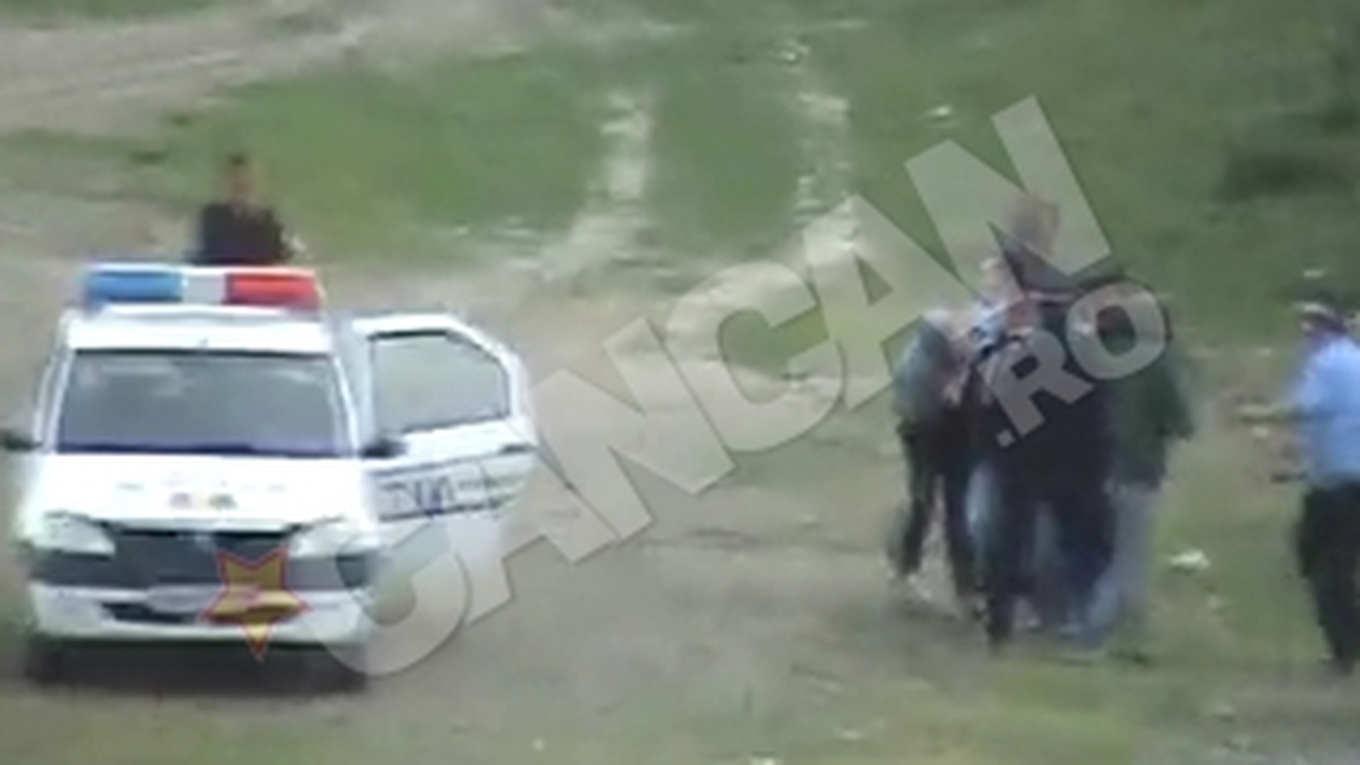 VIDEO 3 politisti umiliti de cativa braconieri! Pescarii i-au snopit in bataie pe oamenii legii care voiau sa-i amendeze!