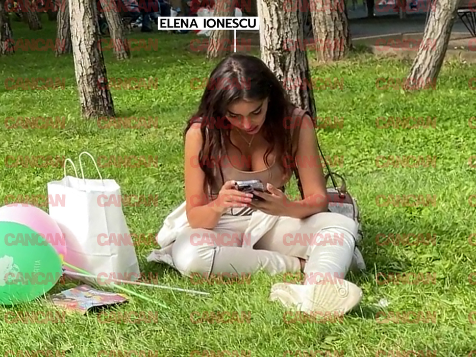 S-a așezat pe iarba din parc / (Sursa: CANCAN.RO)