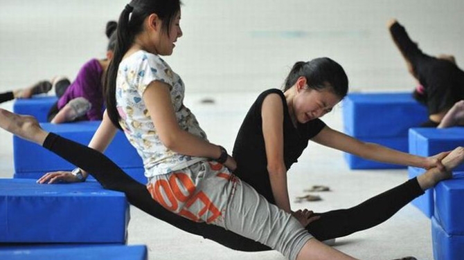Dupa ce vezi imaginile astea o sa intelegi ce a insemnat performanta gimnastelor noastre la Europene! Uite cum sunt torturate copilele astea ca sa ajunga pe podium
