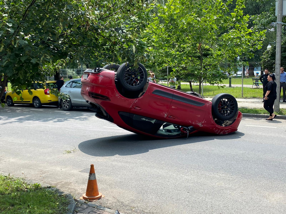 Mașină răsturnată pe Șoseaua Nordului din București! Fosta iubită a lui Ciro Castellano era la volan